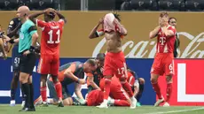 Reaksi pemain Bayern Munchen setelah melihat Jamal Musiala mengalami cedera parah setelah benturan dengan kiper PSG Gianluigi Donnarumma pada babak perempat final Piala Dunia Antarklub 2025 di di Mercedes-Benz Stadium, Sabtu (5/7/2025). (AFP/Alex Grimm)