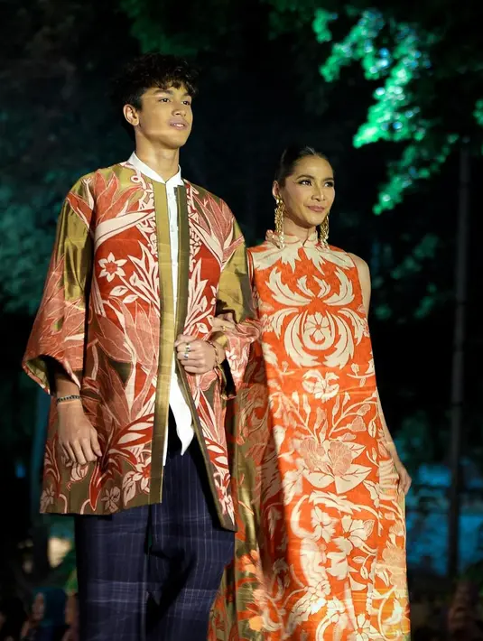 Sama seperti selebriti lain, Maudy dan putranya juga berjalan di atas catwalk sambil menyapa para tamu undangan termasuk Presiden Jokowi hingga para menteri. [Instagram/eddy_mm]