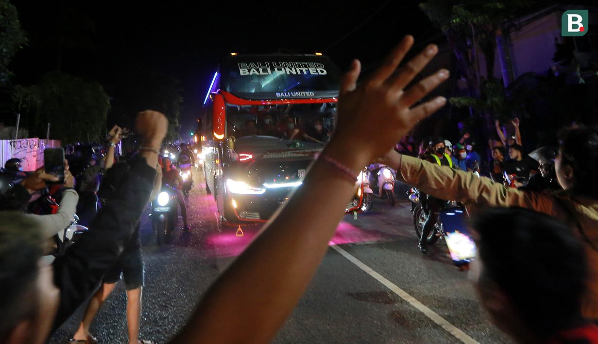 Sejumlah suporter Bali United turun ke jalan untuk merayakan keberhasilan tim kesayangannya menjuarai BRI Liga 1 2021/2022 di Bali, Sabtu (26/3/2022) dini hari. Skuat Serdadu Tridatu berhasil mencatatkan Back to Back usai berhasil mempertahankan juara pada 2019 lalu. (Bola.com/M Iqbal Ichsan)
