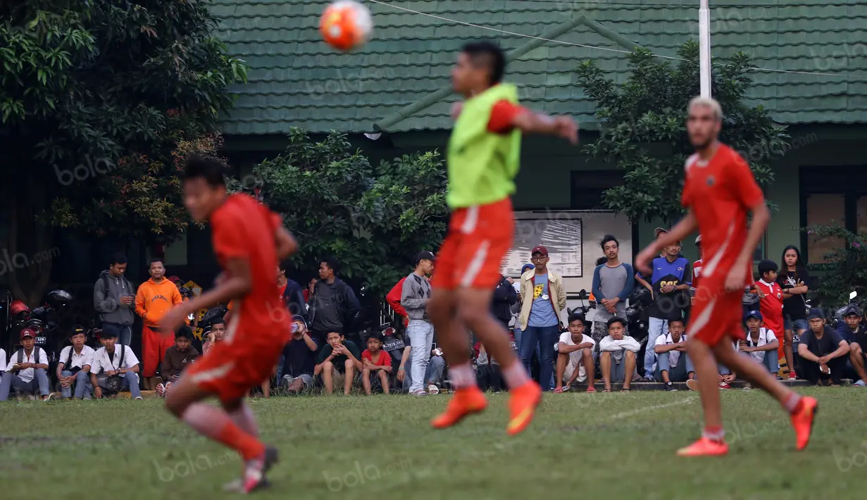 The Jak hadir memberikan dukungan pada sesi latihan Persija Jakarta di Lapangan Yon Zikon TNI AD, Selasa (6/9/2016). (Bola.com/Nicklas Hanoatubun)