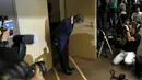 Presiden Toshiba Hisao Tanaka membungkukkan badan usai konferensi pers pengunduran dirinya di Tokyo, Selasa (21/7/2015). Tim peneliti menemukan penyimpangan pencatatan keuntungan perusahaan yang dilakukan Tanaka dari tahun 2008. (Reuters/Thomas Peter)