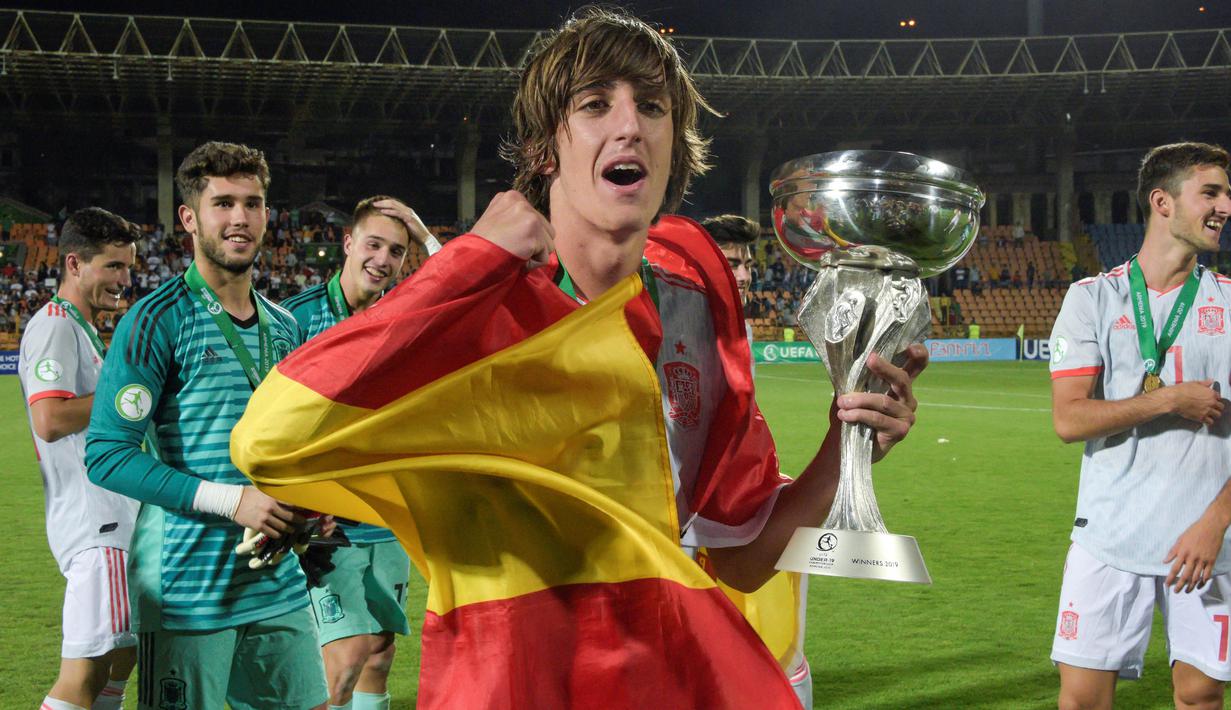 Para pemain Spanyol merayakan gelar juara Piala Eropa U-19 usai mengalahkan Portugal di Yerevan, Armenia, Sabtu (27/7). Spanyol menang 2-0 atas Portugal. (AFP/Karen Minasyan)