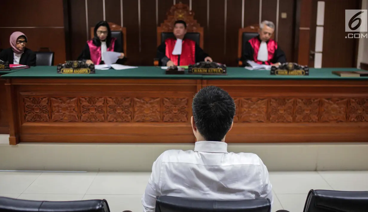 Artis Steve Emmanuel saat menjalani sidang putusan kasus narkoba di Pengadilan Negeri Jakarta Barat, Selasa (16/7/2019). Steve divonis lebih rendah dari tuntutan jaksa selama 13 tahun penjara, denda Rp 1 miliar dengan subsider enam bulan kurungan. (Liputan6.com/Faizal Fanani)