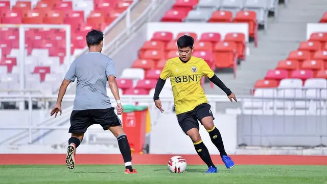 Syabda Perkasa Belawa Main Sepak Bola