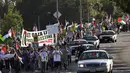 Ratusan pendukung Palestina berbaris di Wilshire Boulevard, Los Angeles, Kalifornia, (20/7/2014), untuk memprotes aksi militer Israel di jalur Gaza. (REUTERS/Jonathan Alcorn)