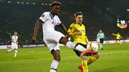 Bek Dortmund, Marcel Schmelzer, menahan laju gelandang Tottenham, Josh Onomah. Selaku tuan rumah, Dortmund, langsung mengambil inisiatiaf serangan sejak babak pertama. (Reuters/Wolfgang Rattay)