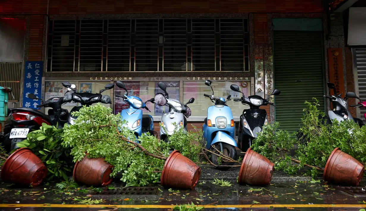 Topan Gaemi memaksa pihak berwenang di pulau tersebut untuk menutup sekolah dan kantor, menangguhkan pasar saham, dan mengevakuasi ribuan orang. (I-Hwa CHENG/AFP)