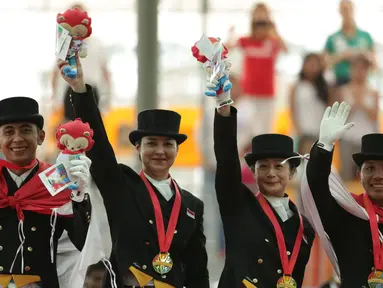 Tim berkuda Indonesia meraih medali emas Sea Games 2015 nomor nomor tunggang serasi tim yang dihelat di Singapore Turf Club Riding Centre, Sabtu (6/6/2015). Tampak, tim berkuda Indonesia berfoto usai pengalungan medali. (Liputan6.com/Helmi Fithriansyah)