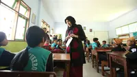 Bupati Banyuwangi Ipuk Fiestiandani saat mengunjungi salah satu sekolah di Banyuwangi.