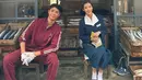 Tayang perdana pada 7 Maret 2025, drama "When Life Gives You Tangerines" sukses besar dengan masuk TOP 10 serial Netflix non-Inggris di 24 negara. Kisah cinta Ae-soon (IU) dan Gwan-sik (Park Bo Gum) di Pulau Jeju tahun 1960-an berhasil memikat hati penonton lewat chemistry kuat keduanya, yang ternyata berawal dari keakraban mereka sejak lama. (Liputan6.com/IG/@dlwlrma)