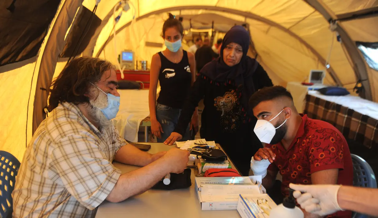Seorang pekerja medis menerima pasien di rumah sakit lapangan bantuan dari Iran di Beirut, Lebanon, 10 Agustus 2020. Lebanon menerima bantuan rumah sakit lapangan dari sejumlah negara dalam beberapa hari terakhir. (Xinhua/Bilal Jawich)