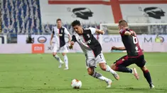 Striker Juventus, Cristiano Ronaldo berebut bola dengan pemain Cagliari, Marko Rog dalam lanjutan Liga Italia di stadion Sardegna Arena, Rabu (29/7/2020). Juventus yang sudah menjadi juara terpeleset di markas Cagliari. (Alessandro Tocco/LaPresse via AP)