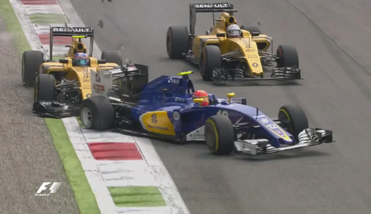 Pebalap Renault, Jolyon Palmer (kiri), dan pebalap Sauber, Felipe Nasr, terpaksa harus keluar dari balapan F1 GP Italia setelah bersenggolan di lap ke-2 di Sirkuit Monza, Italia, Minggu (4/9/2016). (Bola.com/Twitter/F1)