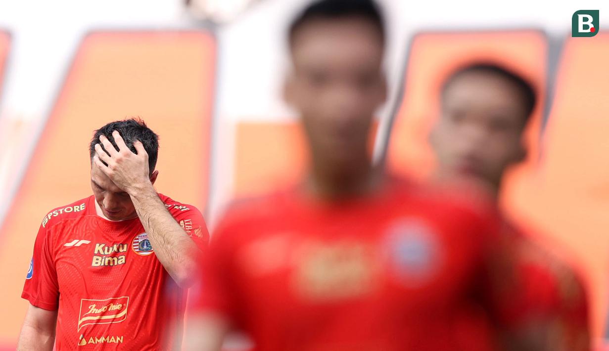 Kepala pemain Persija Jakarta, Ondrej Kudela, memegang kepalanya setelah terbentur kaki pemain Arema FC, Gustavo Almeida pada lanjutan BRI Liga 1 2023/2024 di Stadion Patriot Chandrabhaga, Kota Bekasi, Minggu (20/08/2023). Kedua tim bermain imbang 2-2. (Bola.com/M Iqbal Ichsan)