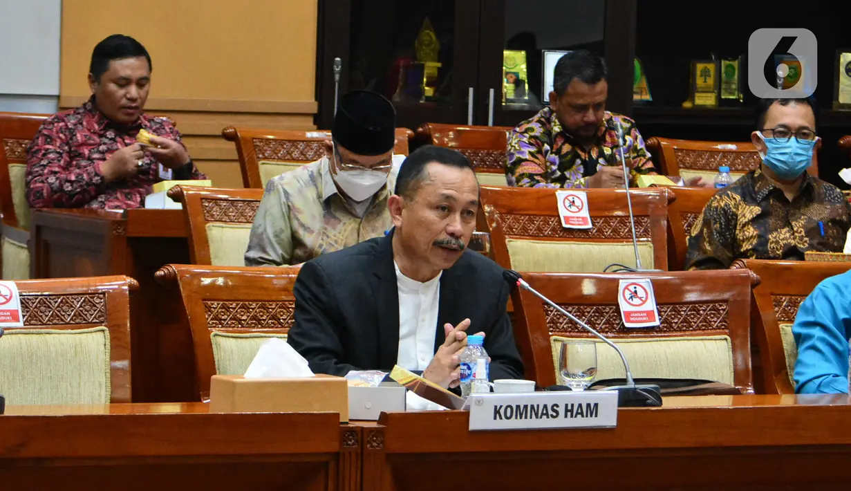 Ketua Komnas HAM Ahmad Taufan Damanik mengikuti Rapat Dengar Pendapat (RDP) dengan Komisi III di Kompleks Parlemen, Senayan, Jakarta, Selasa (6/4/2021).Rapat juga membahas komitmen Komnas HAM, dan perkembangan penyelesaian kasus selama 5 tahun terakhir. (Liputan6.com/Angga Yuniar)