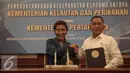 Menteri Kelautan dan Perikanan Susi Pudjiastuti (kiri) berjabat tangan dengan Menteri Pertahanan Ryamizard Ryacudu usai penandatanganan naskah kesepakatan bersama di Kementerian Pertahanan, Jakarta, Selasa (10/5). (Liputan6.com/Faizal Fanani)