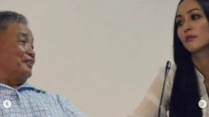 Potret Angelina Sondakh mengobrol bersama Ayah (Sumber: Instagram/angelinasondakh09)