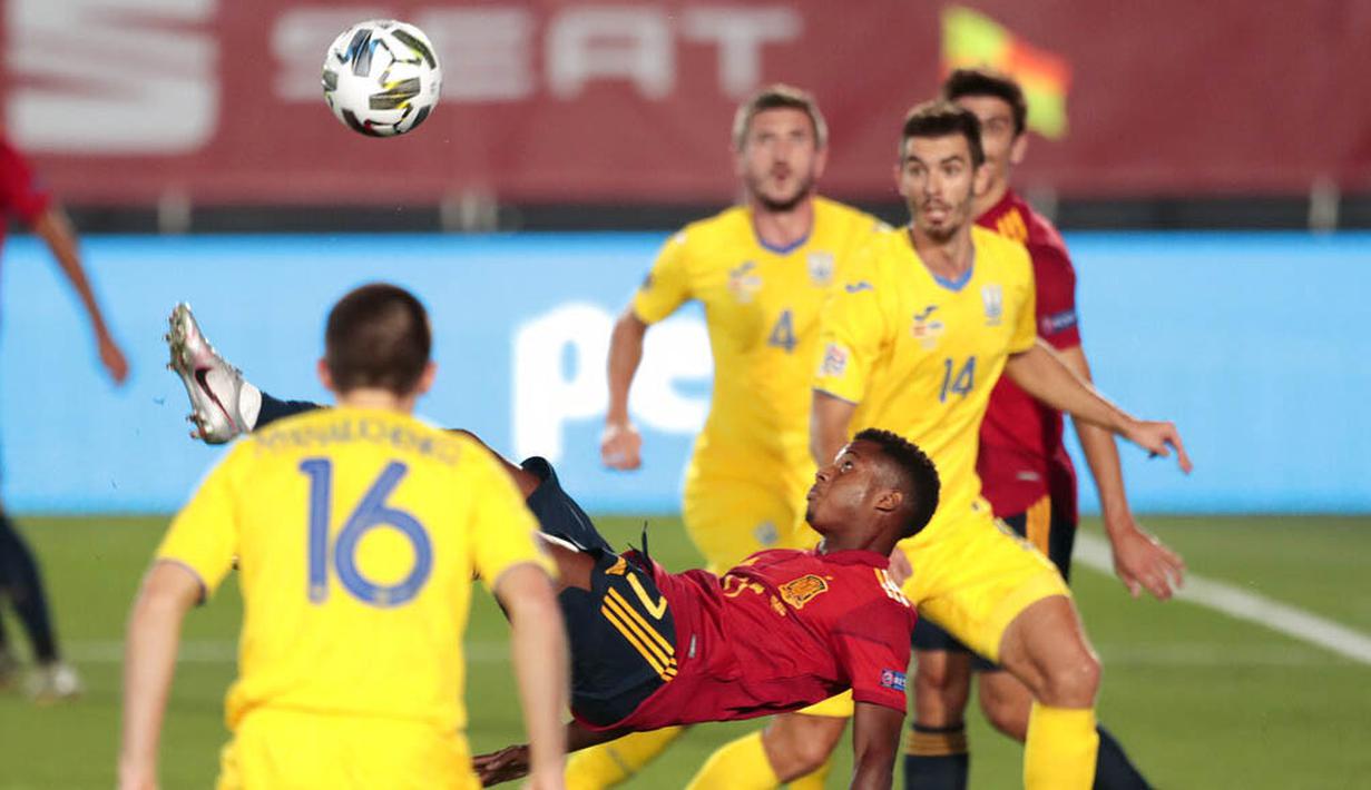 Pemain Spanyol, Ansu Fati, melakukan tendangan salto saat melawan Ukraina pada laga UEFA Nations League Estadio Alfredo Di Stefano, Senin (7/9/2020). Spanyol menang 4-0 atas Ukraina. (AP Photo/Bernat Armangue)