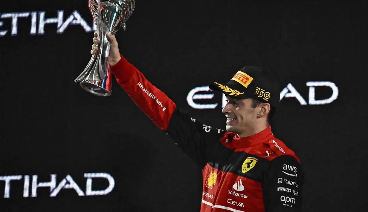 Charles Leclerc pun finis kedua setelah Max Verstappen dan diikuti oleh Sergio Perez. Hasil tersebut membuatnya menjadi runner up Juara Dunia Formula 1 2022 dengan raihan 308 poin. (AFP/Ben Stansall)