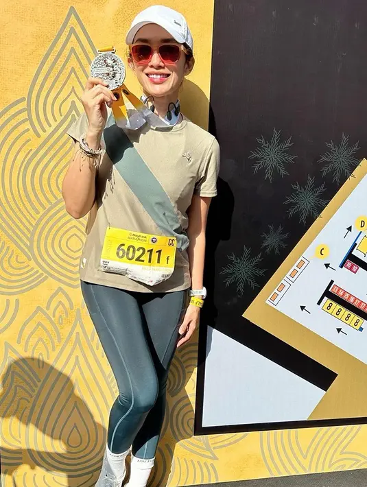 <p>Ussy juga mengaku bangga bisa menjadi salah satu bagian acara tersebut. Terlebih, saat melihat antusias para pelari dari berbagai latar belakang, usia dan dari berbagai negara. [Instagram/ussypratama]</p>