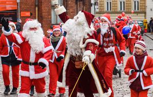 Peserta mengambil bagian dalam Santa's Fun Run di Riga, Latvia, Minggu (8/12/2019). Ini merupakan acara amal yang pesertanya bersenang-senang dengan berlari atau berjalan kaki sambil mengenakan kostum Sinterklas untuk mengumpulkan dana bagi anak-anak di rumah sakit Latvia. (Gints Ivuskans/AFP)