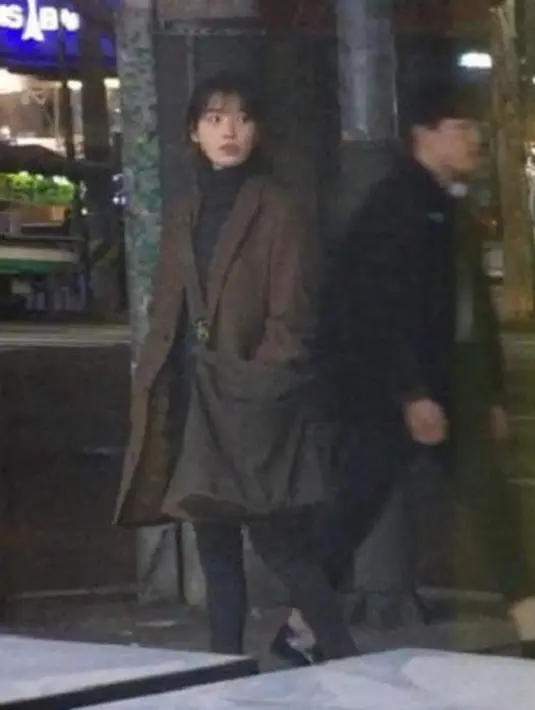 Dalam sejumlah foto yang beredar, IU tampak tampil dengan dandanan yang sangat biasa. Ia sama sekali tidak memperlihatkan imej glamor seperti biasanya. (Foto: Allkpop.com)