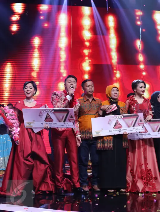 Lesti, Danang dan Shiha Zikir seusai acara Grand Final D'Academy Asia 2015 Result Show di Studio 5 Indosiar, Jakarta, Selasa (29/12). Danang, kontestan asal Indonesia keluar sebagai juara. (Liputan6.com/Herman Zakharia)