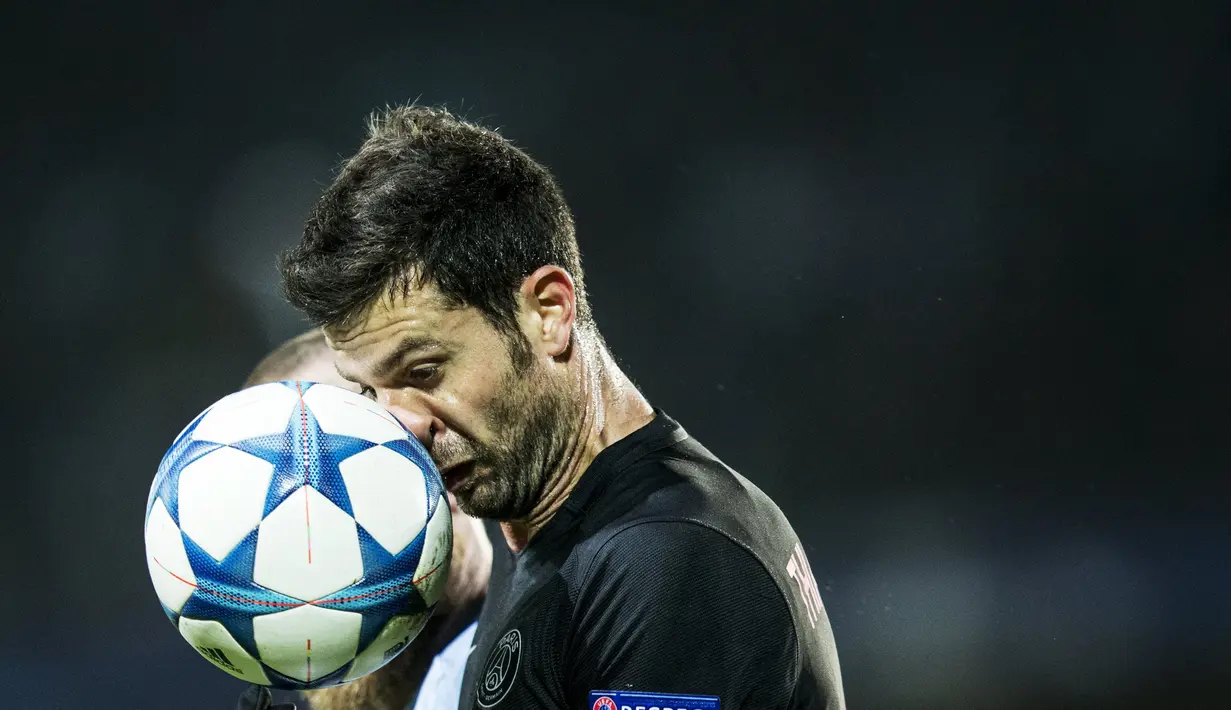 Pemain Paris Saint Germain, Thiago Motta, menyundul bola pada laga Liga Champions melawan Malmo FF di Malmo, Swedia, Rabu (25/11/2015) WIB dini hari. (Reuters/Andreas Hillergren/TT News Agency)
