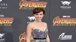 Saat menghadiri premier Avengers, Scarlett Johansson juga terlihat cantik.  (Kapanlagi.com/AFP)