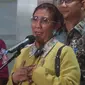 Mantan Menteri Kelautan dan Perikanan (KKP) Susi Pudjiastuti memberikan keterangan kepada awak media usai diperiksa sebagai saksi terkait kasus korupsi impor garam di Jampidsus Kejaksaan Agung, Jakarta, Jumat (7/10/2022). Penyidik Jaksa Agung Muda Tindak Pidana Khusus Kejaksaan Agung memeriksa mantan Menteri Kelautan dan Perikanan Susi Pudjiastuti sebagai saksi dalam perkara dugaan tindak pidana korupsi dalam pemberian fasilitas impor garam industri pada tahun 2016 sampai dengan 2022. (Liputan6.com/Herman Zakharia)