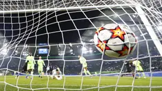 Penjaga gawang Wolfsburg Koen Casteels menerima gol ketiga dari pemain Lille Angel Gomes pada pertandingan sepak bola Grup G Liga Champions di Wolfsburg, Jerman, 8 Desember 2021. Lille menang 3-1. (AP Photo/Martin Meissner)