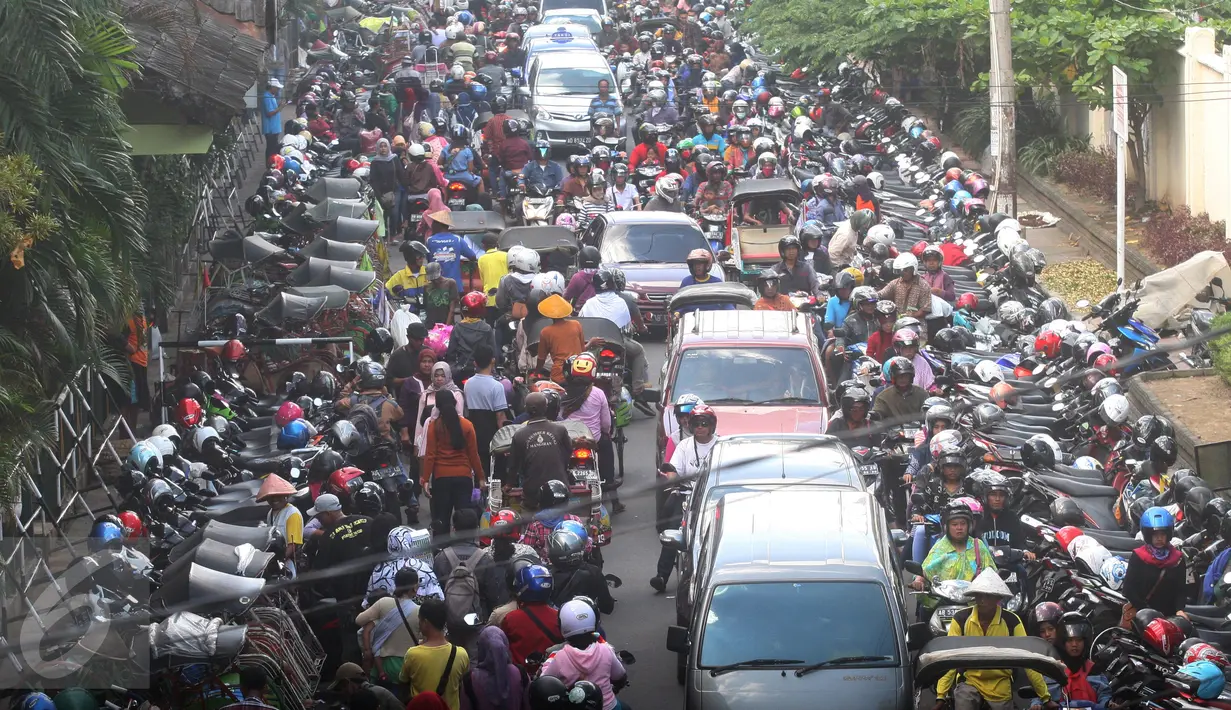 Suasana luar pasar Beringharjo Yogyakarta,(26/6). Dengan menawarkan harga yang murah, pasar Beringharjo menjadi primadona bagi pecinta wisata belanja di Yogyakarta. (Boy T Harjanto) 	