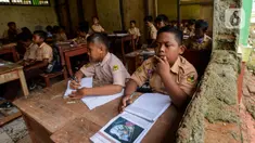 Murid SDN Samudrajaya 04 mengikuti proses belajar mengajar di Ruang Kelas 5, Desa Samudrajaya, Kecamatan Tarumajaya, Kabupaten Bekasi, Jawa Barat, Selasa (21/1/2020). Murid SDN Samudrajaya 04 terpaksa belajar di gedung sekolah yang rusak sejak tahun 2014. (merdeka.com/Imam Buhori)