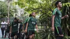 Pemain Timnas Indonesia, Irfan Jaya, usai latihan di Hotel Sultan, Jakarta (14/11). Latihan ini merupakan persiapan jelang laga Piala AFF 2018. (Bola.com/Vitalis Yogi Trisna)