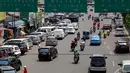 Meskipun saat ini sudah diberlakukan sanksi berupa denda kepada kendaraan yang diparkir sembarangan, namun masih banyak pengendara yang tak menghiraukan dan nekat memarkirkan kendaraannya di bahu jalan, Senin (22/9/2014) (Liputan6.com/Johan Tallo) 