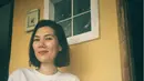 Wanita yang sempat menekuni dunia modelling ini kerap berpenampilan sederhana namun kecantikannya tetap terpancar. Sarah kini sedang membuka usaha kuliner di Jogja yang bernama Lokaloka Bistro. (Liputan6.com/IG/@sarahcandra)