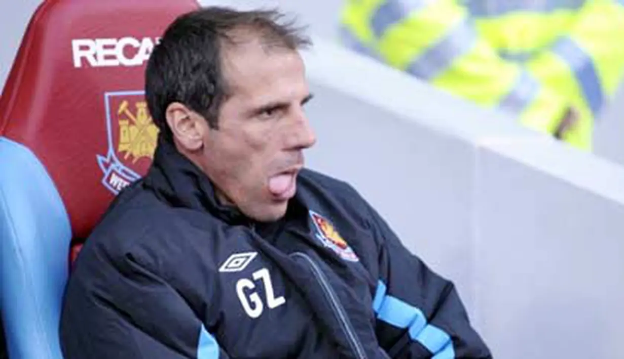 Ekspresi manajer West Ham United, Gianfranco Zola di sela-sela laga EPL melawan Burnley di Upton Park, 28 November  2009. AFP PHOTO/Olly Greenwood
