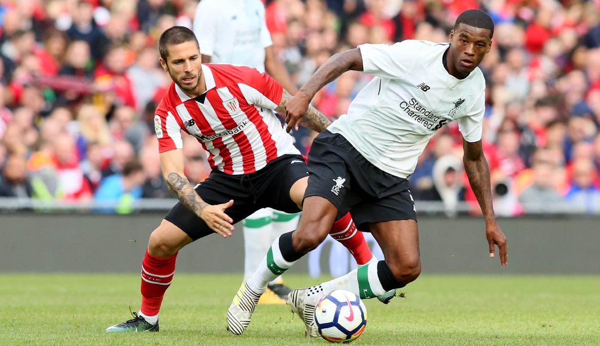Gelandang Liverpool, Georginio Wijnaldum, berusaha melewati striker Athletic Bilbao, Kike Sola, pada laga persahabatan di Stadion Aviva, Dublin, Sabtu (5/8/2017). Liverpool menang 3-1 atas Athletic Bilbao. (AFP/Paul Faith)
