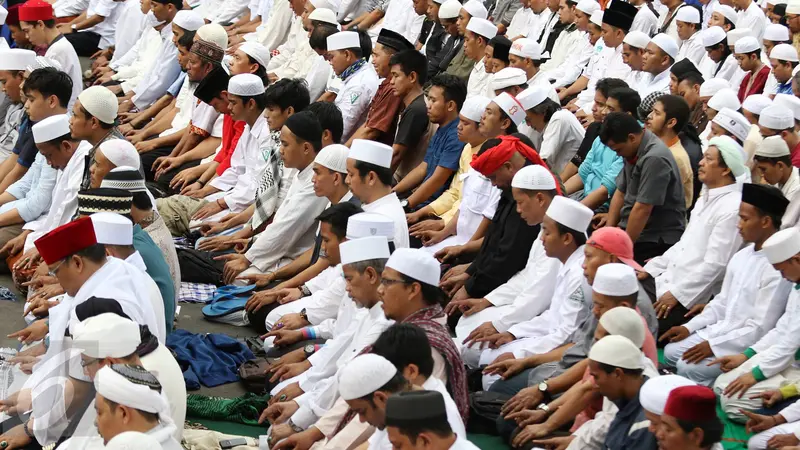 20161014- Massa Gabungan Ormas Islam Sempatkan Salat Saat Demo Ahok-Jakarta- Immanuel Antonius