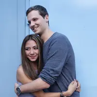 Pastinya kalian sudah tidak asing dengan artis cantik yang satu ini,Nadia Vega pesinetron muda resmi menikah dengan Jorik Dosy pada awal bulan Juni. Mereka terlihat berpelukan mesra.(Andy Masela/Bintang.com)