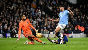 Kiper Chelsea,&nbsp;Robert Sanchez, bekerja keras mengawal gawang timnya agar tak kebobolan saat bersua Manchester City pada laga pekan ke-23 Premier League di Stadion Etihad, Minggu (26/01/2025) dini hari WIB. The Blues pun akhirnya keok 1-3 dari Man City. (AFP/Oli Scarff)