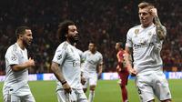 Gelandang Real Madrid, Toni Kroos, merayakan gol yang dicetaknya ke gawang Galatasaray pada laga Liga Champions di Stadion Ali Sami Yen Spor, Istanbul, Selasa (22/10). Galatasaray kalah 0-1 dari Madrid. (AFP/Ozan Kose)