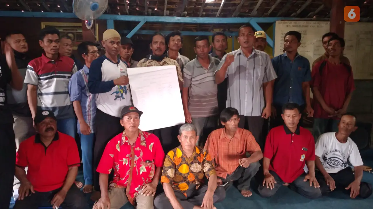 Ketua kelompok tani se Desa Plosorejo, Kecamatan Randublatung, Kabupaten Blora, menolak adanya 'intil-intil' paketan pupuk bersubsidi. (Liputan6.com/Ahmad Adirin)