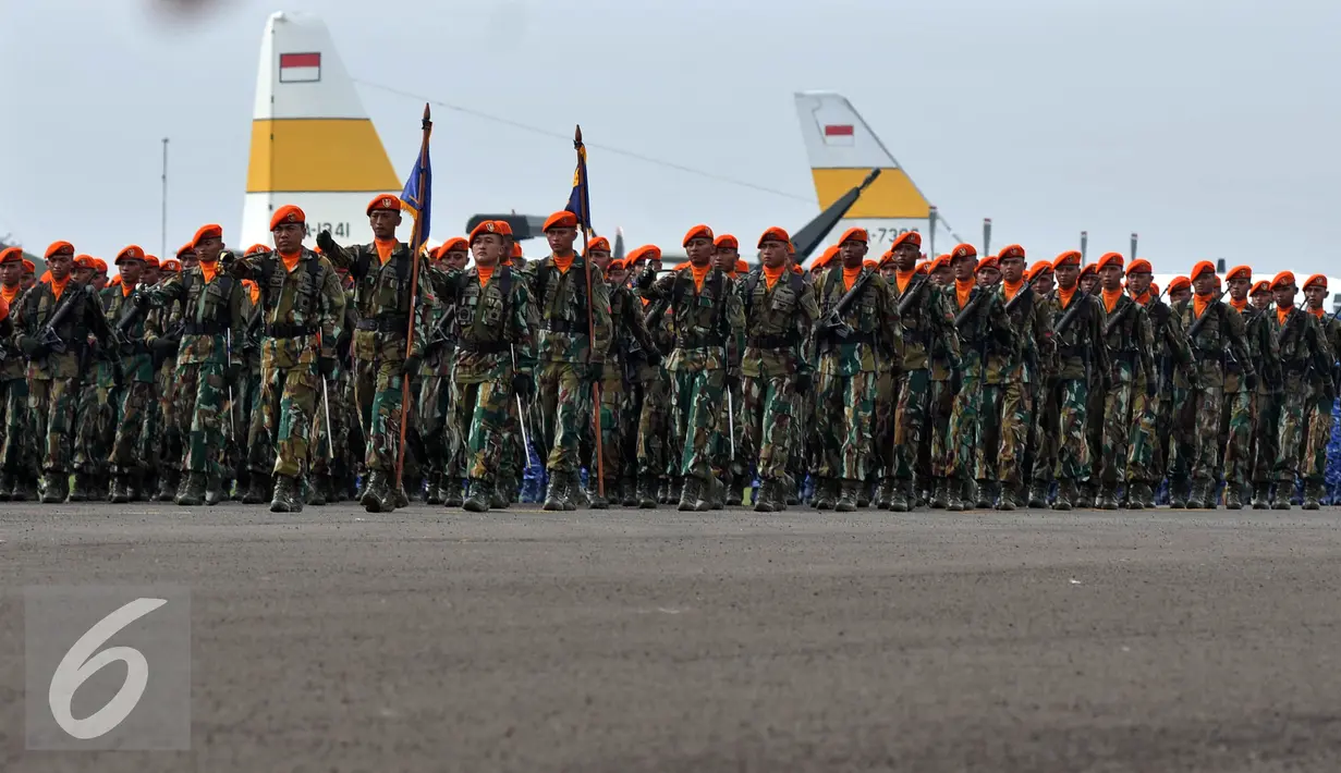 Sejumlah Prajurit TNI AU berjalan menuju lokasi upacara peringatan Hari Ulang Tahun ke-70 TNI AU di Pangkalan Udara Halim Perdanakusuma, Jakarta, Kamis (9/4). Sejumlah atraksi ditampilkan oleh prajurit TNI AU. (Liputan6.com/Johan Tallo)
