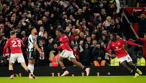 Pemain Manchester United, Patrick Dorgu (tengah), merayakan gol dalam laga Liga Inggris antara Manchester United vs Newcastle di Manchester, Inggris, Jumat, 26 Desember 2025. (AP Photo/Dave Thompson)