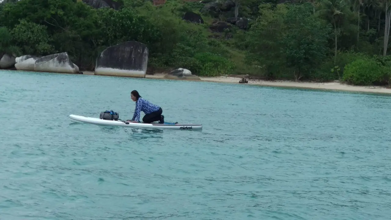 Menteri Susi Pudjiastuti paddling di Natuna bersama sang anak Nadine Pascale Kaiser Pudjiastuti. (Liputan6.com/Arthur gideon)