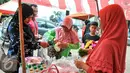 Penjual kembang melayani pembeli yang hendak ziarah di TPU Karet Bivak, Jakarta, Minggu (29/5/2016). Banyaknya warga yang ziarah menjelang Ramadan menjadi berkah tersendiri bagi penjual kembang. (Liputan6.com/Yoppy Renato)