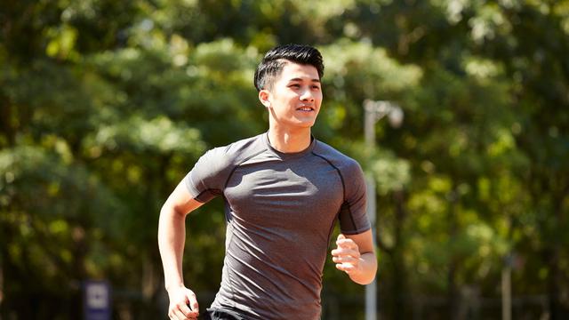 Rambut Menipis pada Pria, Apa Sih Penyebabnya? Waspadai Risiko Kebotakan, Temukan Solusinya!