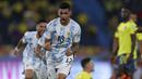 Pada menit ke-3, Argentina berhasil membuka keunggulan lewat gol yang diciptakan Cristian Romero melalui umpan Rodrigo De Paul. Argentina unggul 1-0 atas Kolombia. (Foto: AP/Fernando Vergara)