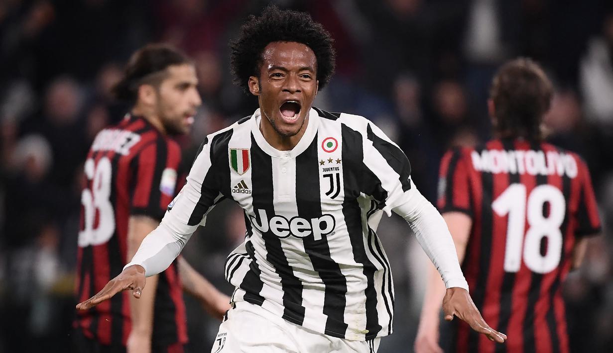 Juan Cuadrado. Gelandang kanan Kolombia yang kini menginjak usia 34 tahun ini tercatat telah membela Juventus sejak awal musim 2015/2016. Selama dua musim awal di Juventus ia hanya berstatus pinjaman dari Chelsea dan baru dipermanenkan Juventus pada awal musim 2017/2018 dengan nilai transfer 20 juta euro. Bersama Juventus hingga kini ia telah tampil dalam 270 laga di semua ajang dengan torehan 24 gol dan 61 assist. (AFP/Marco Bertorello)